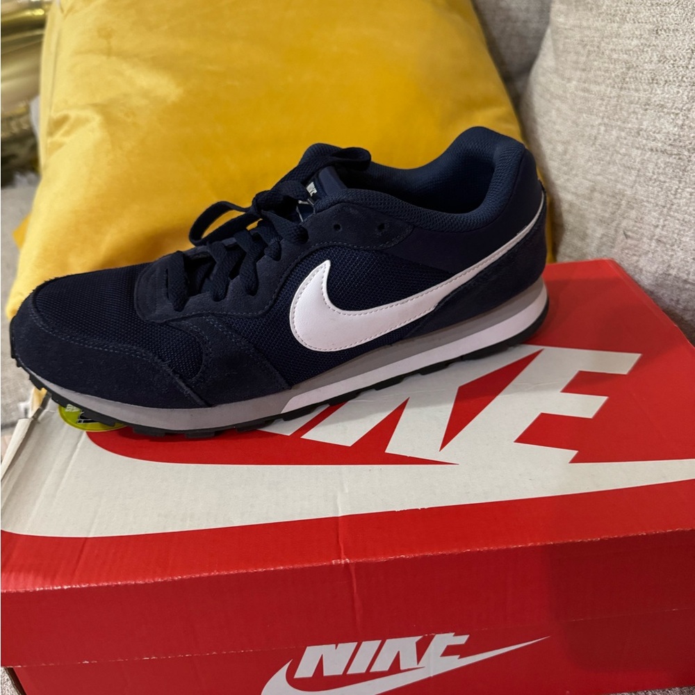 Nike Men's Navy and White Sneakers